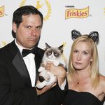 Comedians and cat owners Michael Ian Black and Angela Kinsey with Grumpy Cat 